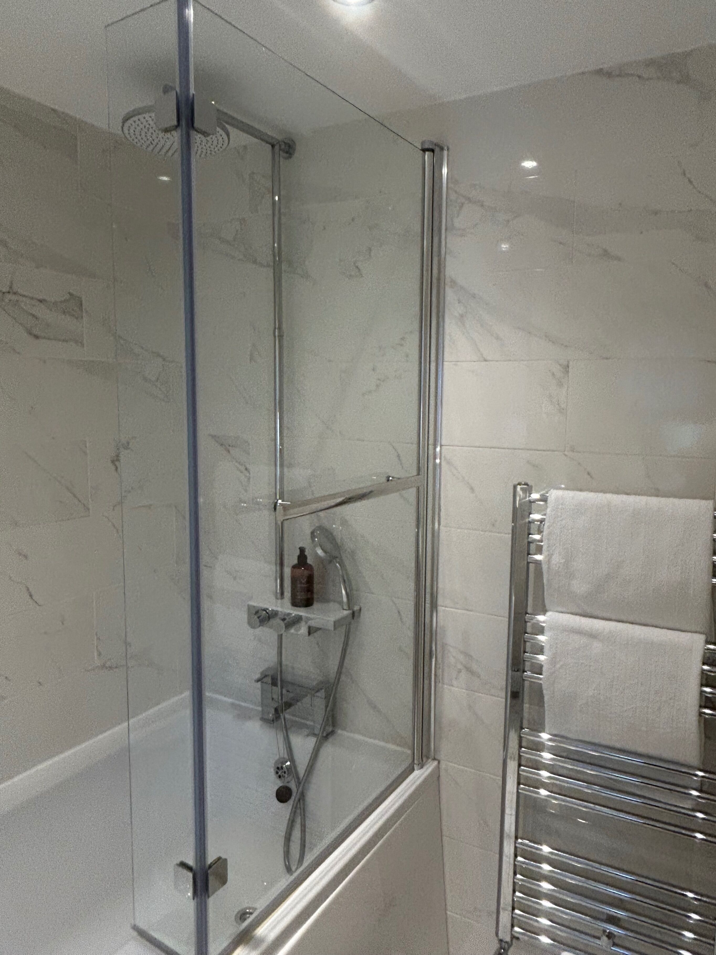 Nhà gỗ | Phòng tắm | Vòi sen/bồn tắm kết hợp, bồn tắm ngâm, máy sấy tóc, khăn tắm 