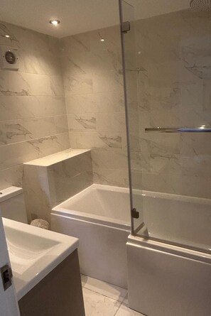 Chalet | Bathroom | Combined shower/tub, deep soaking tub, hair dryer, towels