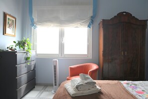 3 habitaciones, tabla de planchar con plancha, wifi y ropa de cama