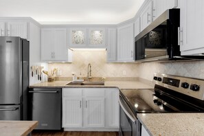 冷蔵庫、電子レンジ、オーブン、コンロ