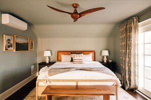 4 chambres, bureau, fer et planche à repasser, lit parapluie