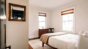 4 bedrooms, desk, iron/ironing board, travel crib