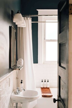 Dusche, Haartrockner, Handtücher, Shampoo