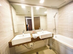 Shower, hair dryer, bidet, towels - Spacious 5-bedroom apartment with terrific Sunset View in Manila Bay near Okada (Paranaque)