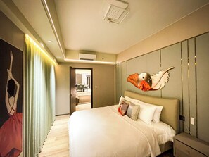5 bedrooms, iron/ironing board, WiFi, bed sheets