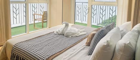 5 bedrooms, iron/ironing board, WiFi, bed sheets