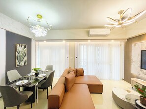 Smart TV - Spacious 5-bedroom apartment with terrific Sunset View in Manila Bay near Okada (Paranaque)