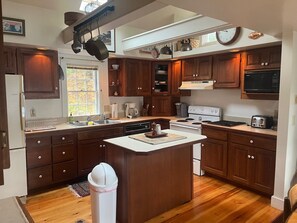 Fridge, microwave, oven, stovetop - Natures Escape on Randlett Pond (Meredith)