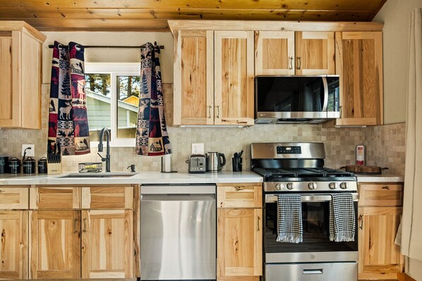 Réfrigérateur, lave-vaisselle, cafetière-théière, grille-pain