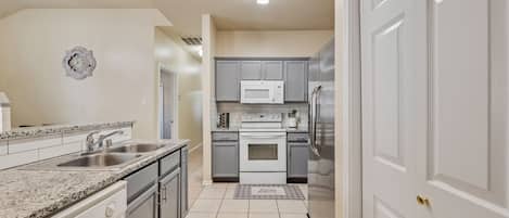 Kjøleskap, mikrobølgeovn, ovn og kokeplater