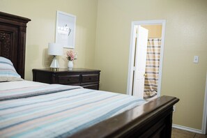 3 bedrooms, in-room safe, iron/ironing board, WiFi - Charming Cozy 3-bedroom 2-bath house near the AT&T Stadium in Arlington (Arlington)