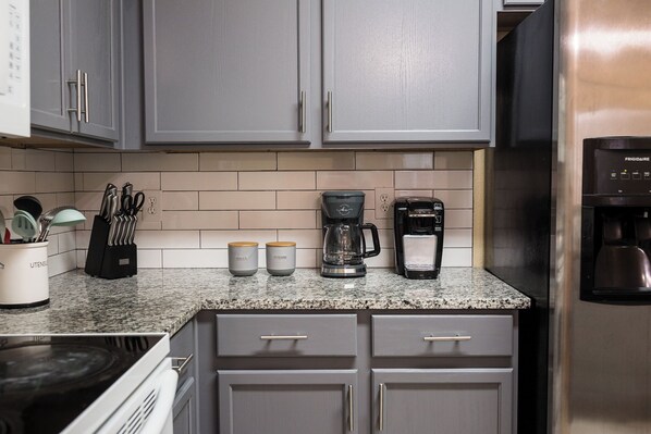 Fridge, microwave, oven, stovetop - Charming Cozy 3-bedroom 2-bath house near the AT&T Stadium in Arlington (Arlington)