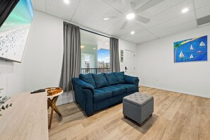 TV - Perfect Cozy Island Get-Away on Siesta Key! (Siesta Key)