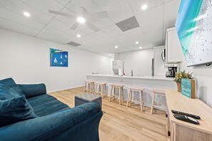 TV - Perfect Cozy Island Get-Away on Siesta Key! (Siesta Key)