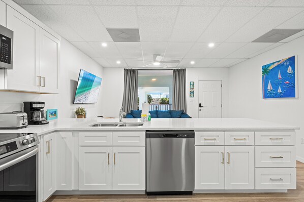 冷蔵庫、電子レンジ、オーブン、コンロ