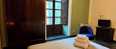 1 bedroom, iron/ironing board, travel cot, WiFi