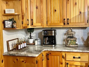 Fridge, microwave, oven, stovetop - Masters sleeper home rental! 3-bedroom cabin. Relax and unwind. (Grovetown)