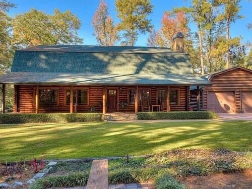 Masters sleeper home rental! 3-bedroom cabin. Relax and unwind.