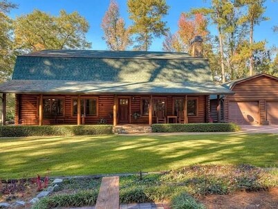 Masters sleeper home rental! 3-bedroom cabin. Relax and unwind.
