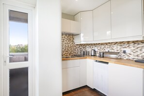 Kühlschrank, Mikrowelle, Ofen, Herdplatte