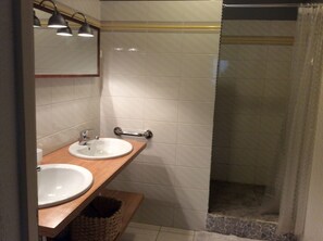 SĂšche-cheveux, serviettes fournies, savon, papier toilette