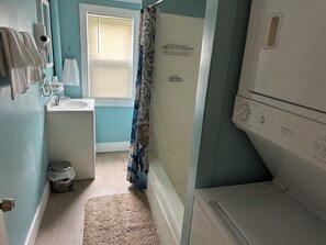 Hair dryer, towels, soap, shampoo - Center of Everything Southern Maine… 3-bedroom house, huge yard in Buxton (Buxton)