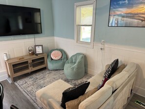 Smart TV - Center of Everything Southern Maine… 3-bedroom house, huge yard in Buxton (Buxton)