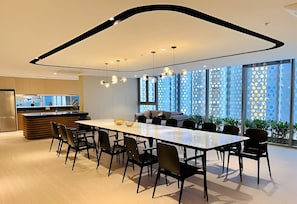 Bar-salon dans le hall