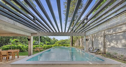 Cozy, Modern, Upscale APT W/Views, Pool, Gym, A/C