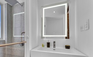 Handtücher, Seife, Shampoo, Toilettenpapier