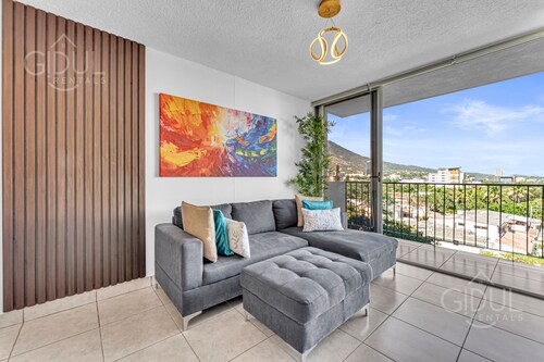 Cozy, Modern, Upscale APT W/Views, Pool, Gym, A/C