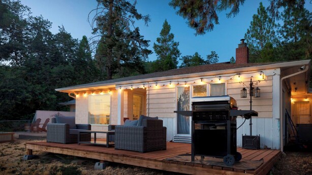 A house with a deck, outdoor seating, and a barbecue grill. - Woodsy, Quiet Neighborhood, 2 bedroom (Grants Pass)