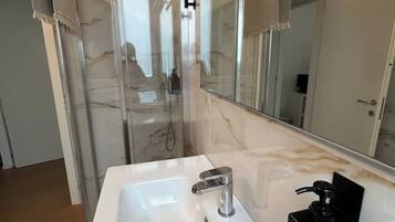 Dusche, Haartrockner, Seife