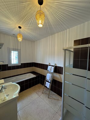 Hiustenkuivaaja, saippua, vessapaperi