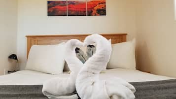 2 bedrooms, desk, WiFi, bed sheets