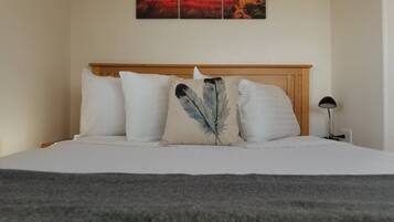 2 bedrooms, desk, WiFi, bed sheets