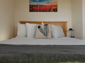 2 bedrooms, desk, WiFi, bed sheets