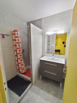 Dusj, hårføner, såpe og toalettpapir