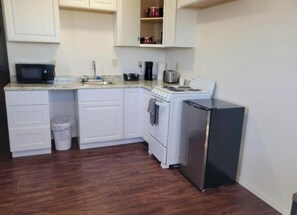 Mikroaaltouuni, liesi, kahvin-/teenkeitin, ruokailupöytä