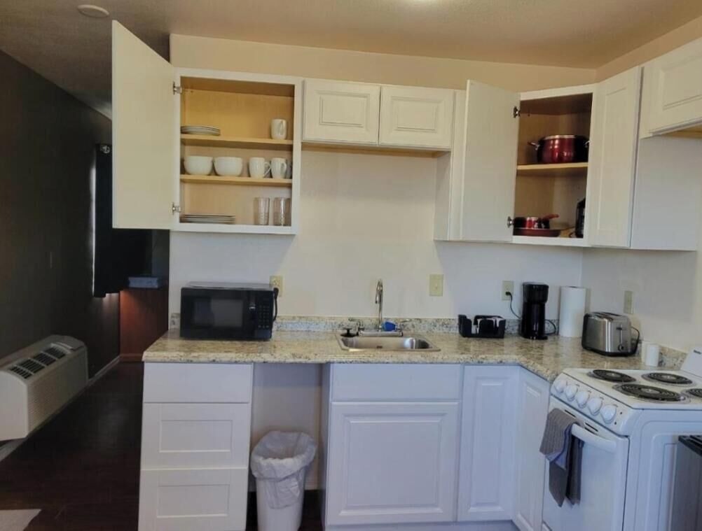 電子レンジ、コンロ、コーヒー / ティーメーカー、ダイニングテーブル