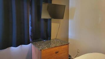 1 bedroom, bed sheets