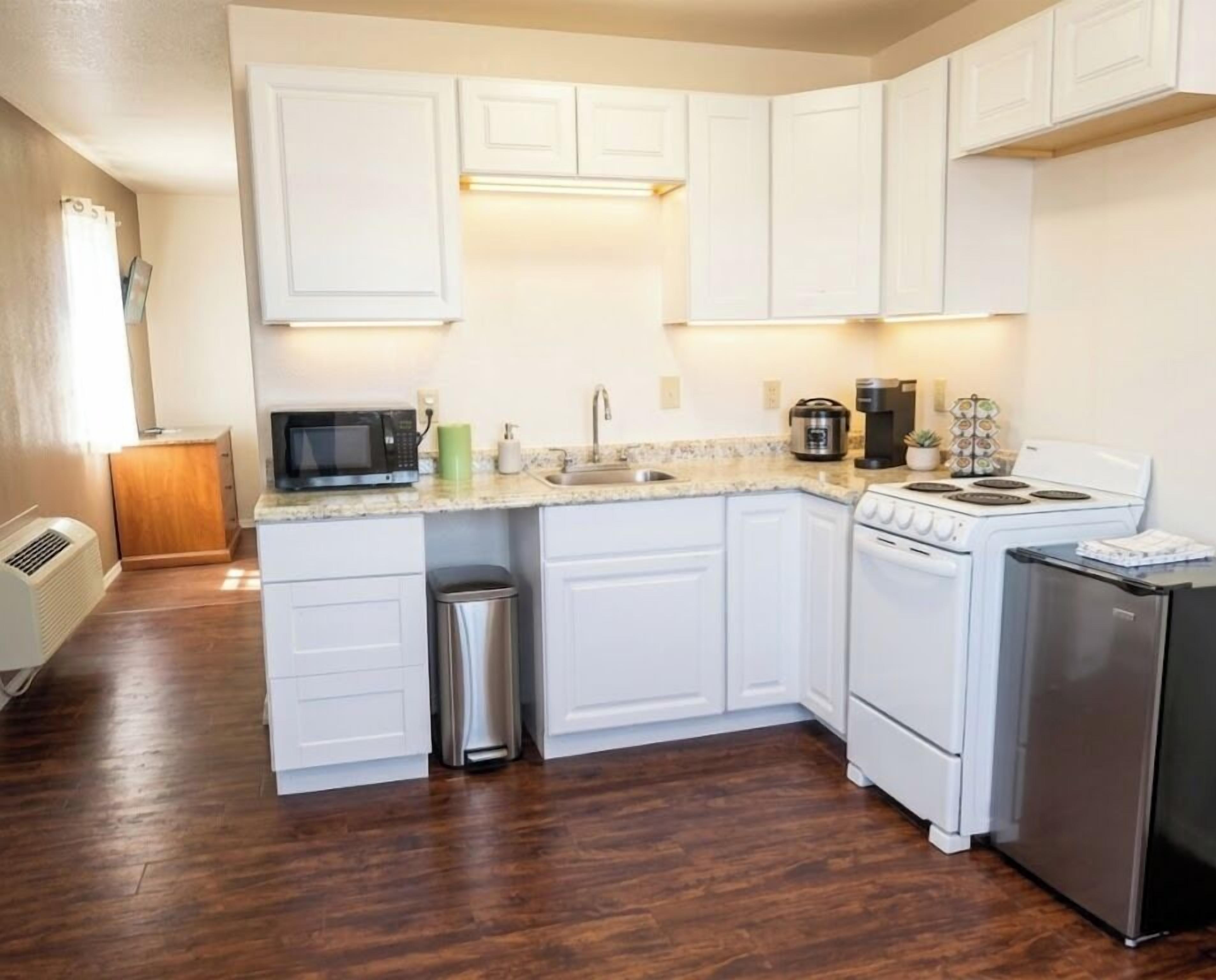 Coffee/tea maker, fridge, microwave, oven