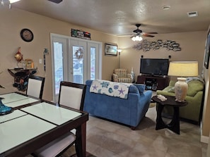 Dining - IDEAL LOCATION FOR BAYFRONT HEALTH & JOHNS HOPKINS ALL CHILDREN'S STAFF! (St. Petersburg)
