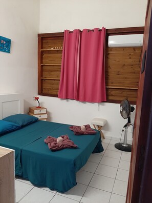2 chambres, fer et planche à repasser, Wi-Fi, draps fournis