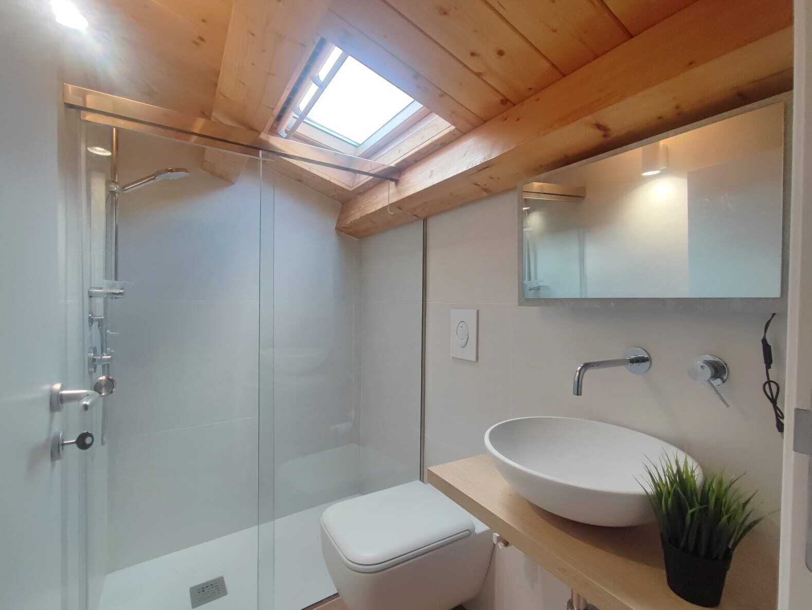Dusche, kostenlose Toilettenartikel, Haartrockner, Bidet