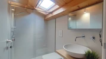 Dusche, kostenlose Toilettenartikel, Haartrockner, Bidet