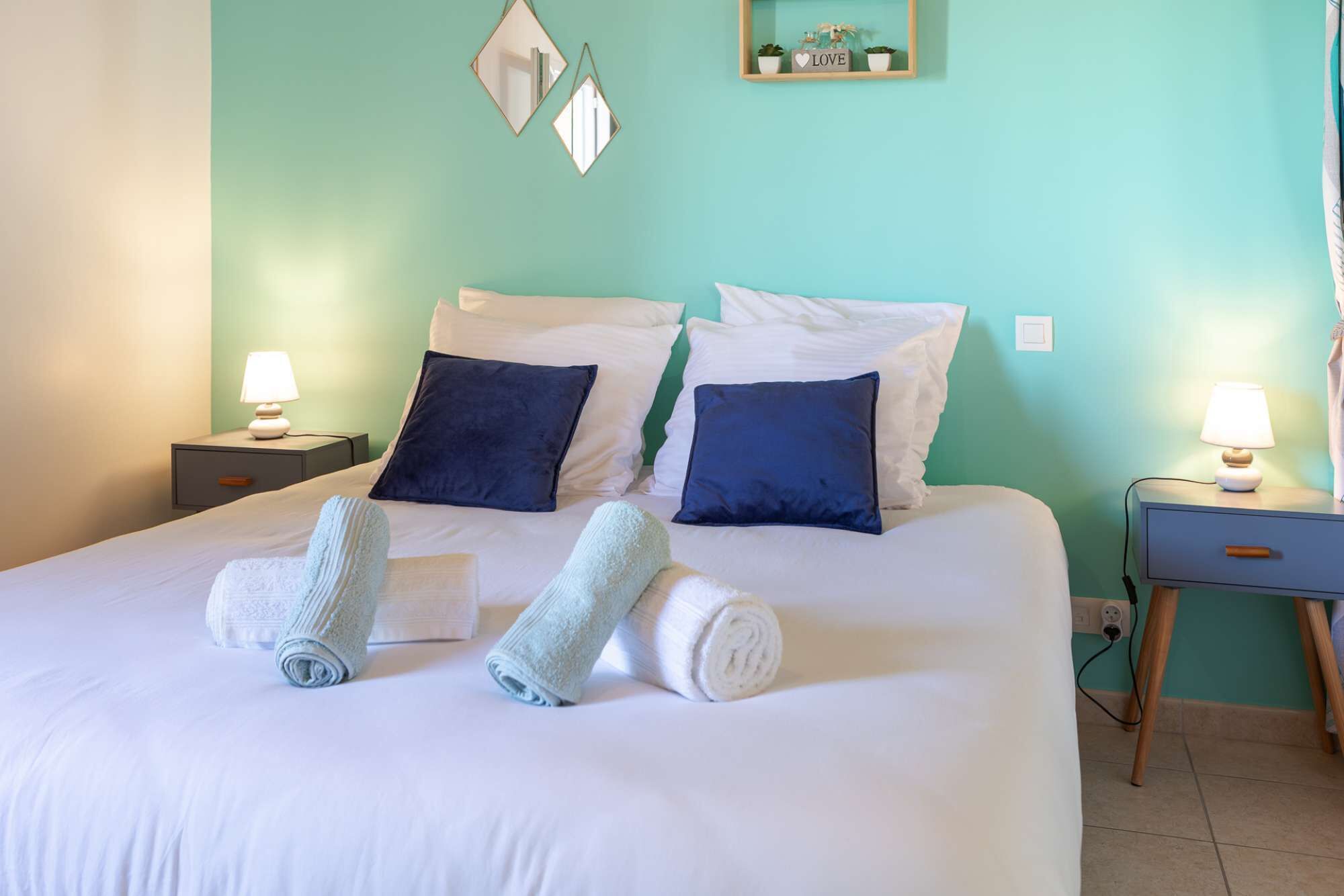 2 bedrooms, travel cot, WiFi, bed sheets