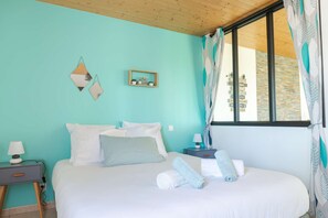 2 bedrooms, travel cot, WiFi, bed sheets