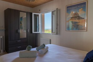 2 bedrooms, travel cot, WiFi, bed sheets