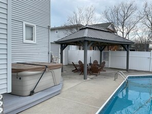 Outdoor pool - Ocean Paradise (Virginia Beach)